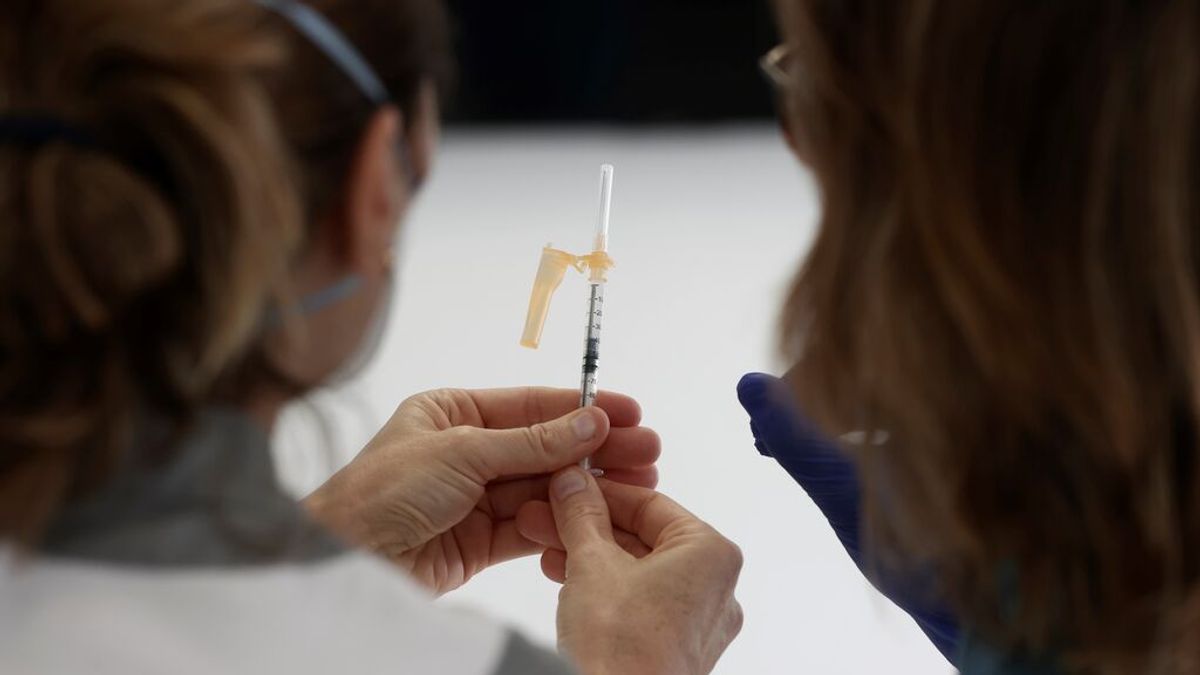 El principal centro de vacunación en Navarra sufre un brote de covid