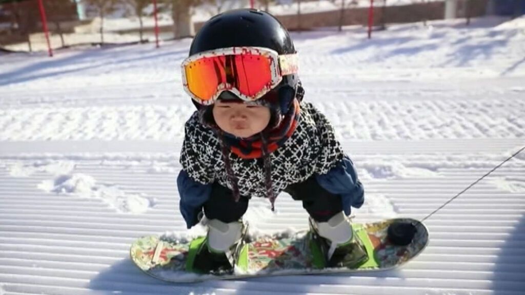 Un bebé chino de 11 meses, la sensación del snowboard