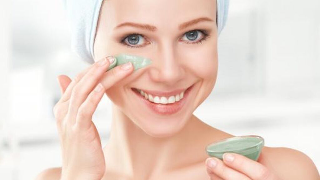 Una buena opción será hacerse una mascarilla con uvas y vitamina E.