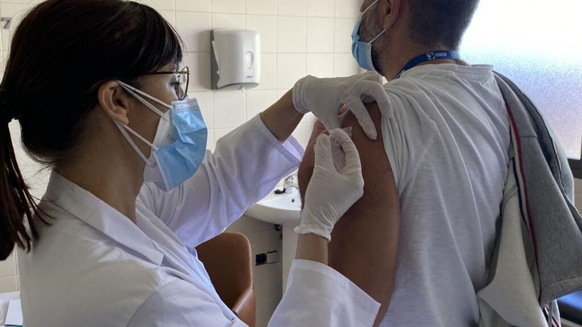 Las vacunas de Pfizer y Moderna pueden dar falsos positivos de covid, según ISGlobal