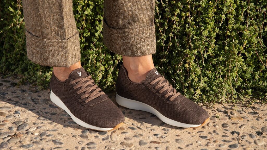 Las zapatillas de hombre para andar más recomendadas a partir de los 50  años según un podólogo