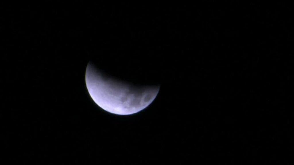 El eclipse lunar más largo desde 1440 iluminó anoche el cielo de Washington en color rojo