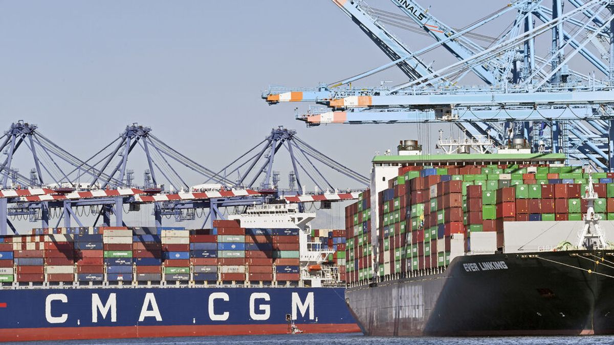 Un carguero descarga sus contenedores en el puerto de Long Beach en octubre Un carguero descarga sus contenedores en el puerto de Long Beach en octubre