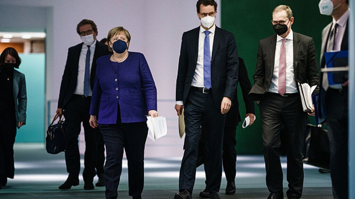 Una Merkel en funciones logra acordar cómo hacer frente a la “dramática” cuarta ola del coronavirus