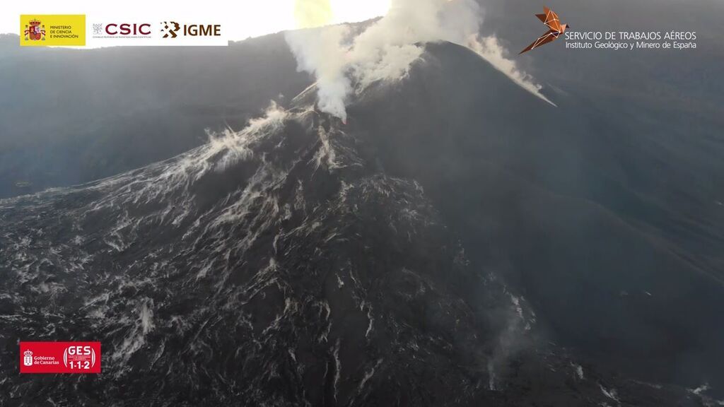 La bruma sobre el volcán de La Palma tras las lluvias y la evaporación del agua