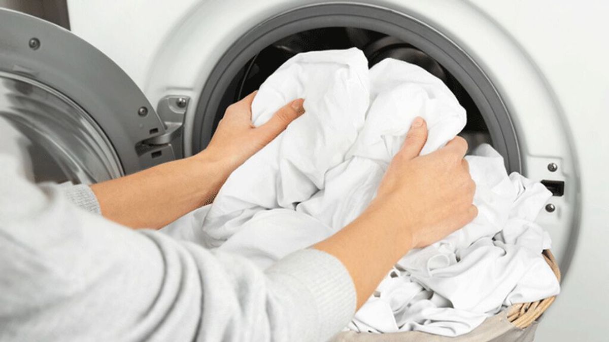 Los trucos definitivos para lavar la ropa blanca y no perder esa blancura: cómo lograrlo lavando las prendas a mano o en lavadora.