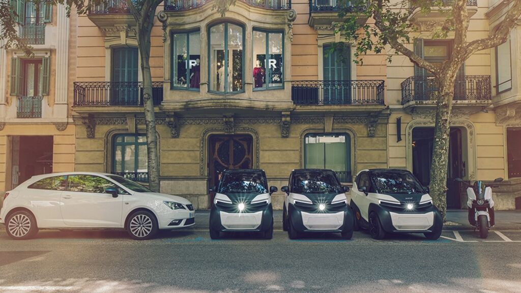 Tres eléctricos Silence S04 aparcados en batería en un hueco en paralelo.