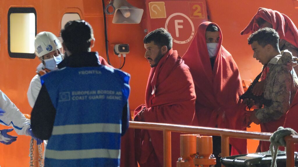 Dos migrantes muertos en una patera a la deriva a 200 kilómetros de la costa canaria