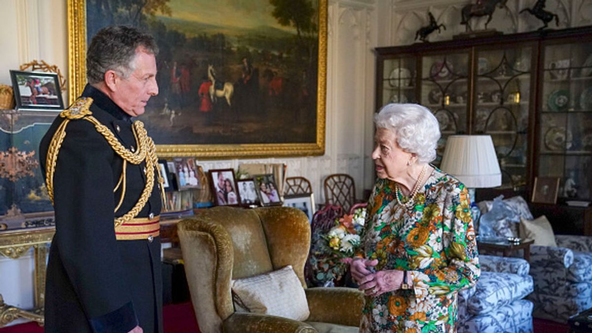 La Reina Isabel II reaparece públicamente con las manos moradas: qué le ocurre a la monarca