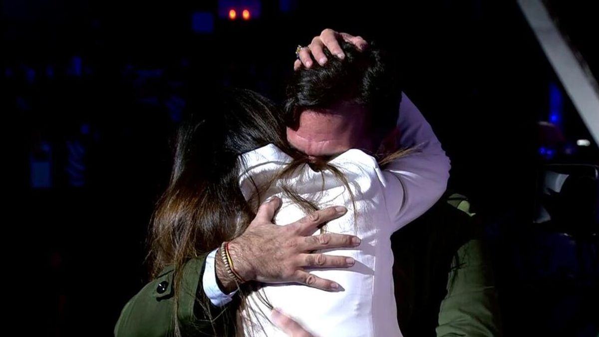 Isabel Rábago y su marido conmueven con su emocionante reencuentro en plató