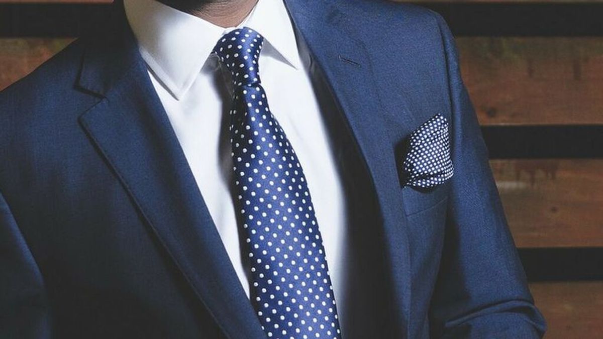 Los pasos más sencillos que te ayudarán a hacer un nudo de corbata perfecto: así podrás lograr el nudo Windsor en poco tiempo y de forma fácil.