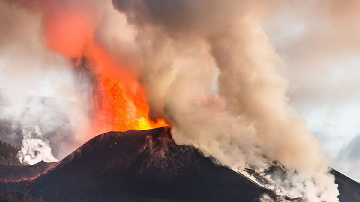 El índice de explosividad del volcán de La Palma sube de dos a tres por la emisión de piroclastos