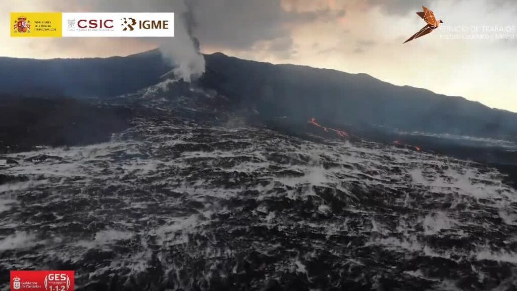 Un dron muestra el 'mar de bruma' sobre las coladas del volcán de La Palma a primera hora de la mañana