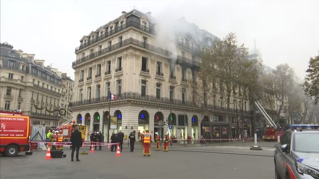 Arde un edificio en pleno centro de París