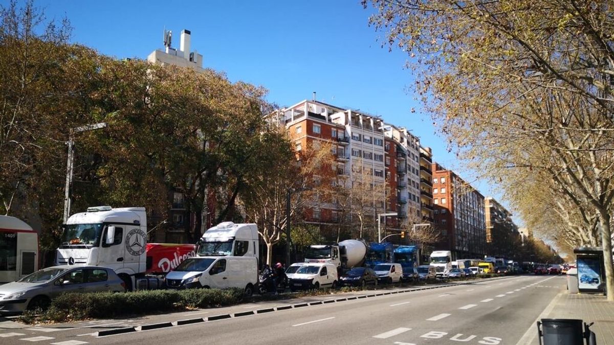 Una marcha lenta de transportistas contra la Zona de Bajas Emisiones causa retenciones en Barcelona