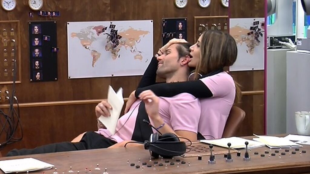 Cris juguetea con la oreja de Luca