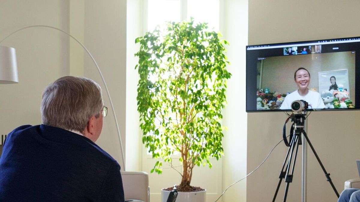 El presidente del COI habla por videollamada con la tenista china Peng Shua: "Me alivió ver que está bien" El presidente del COI habla por videollamada con la tenista china Peng Shua: "Me alivió ver que está bien"