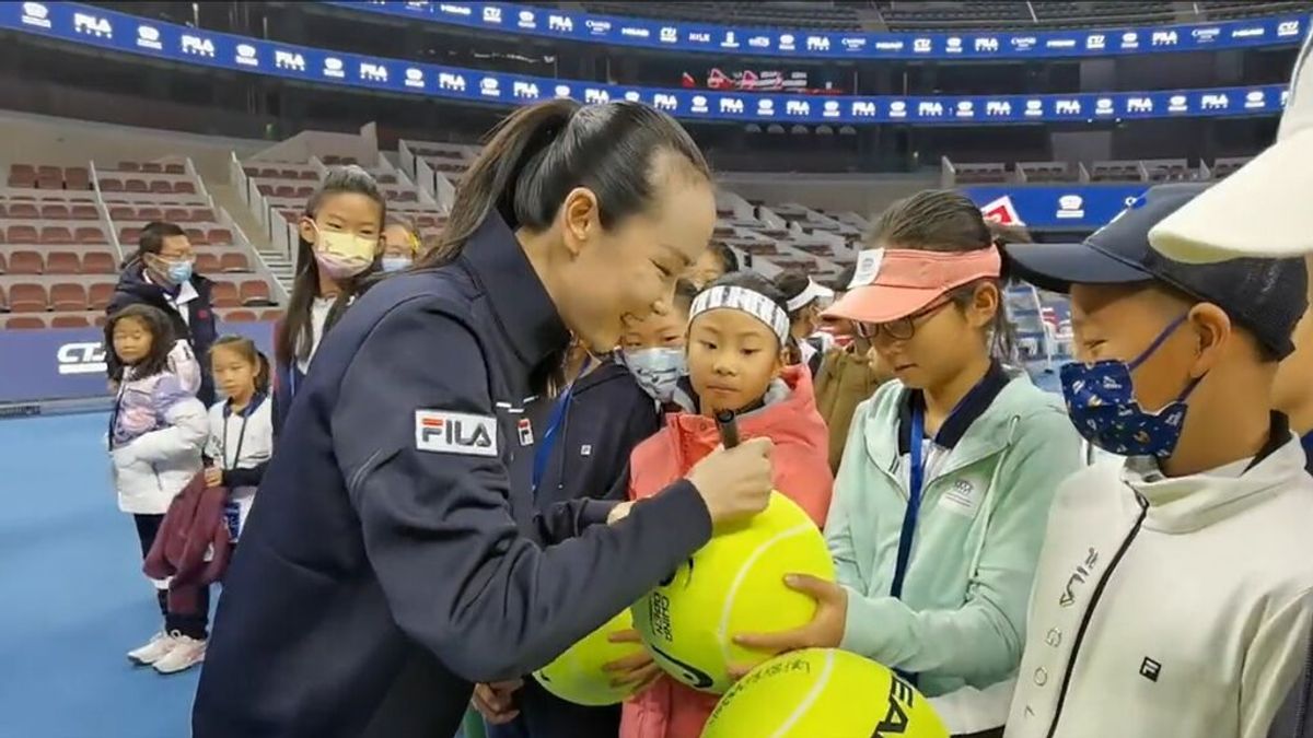 Medios chinos publican vídeos de la tenista Peng Shuai en la ceremonia de inauguración de un torneo