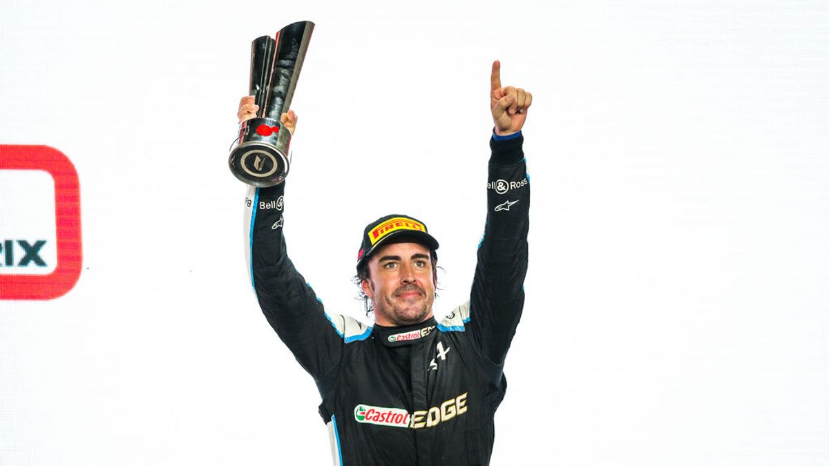Alonso culmina el plan y regresa al podio siete años después Alonso culmina el plan y regresa al podio siete años después