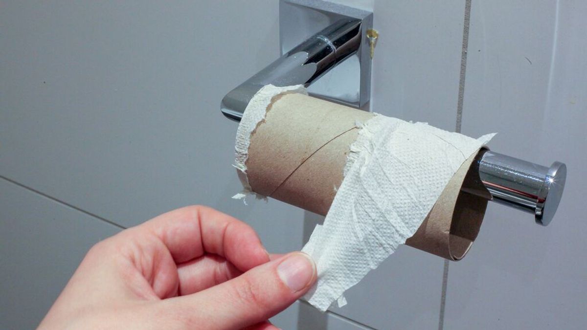 Una extrabajadora de hotel comparte por qué siempre debes cambiar el rollo de papel higiénico al llegar