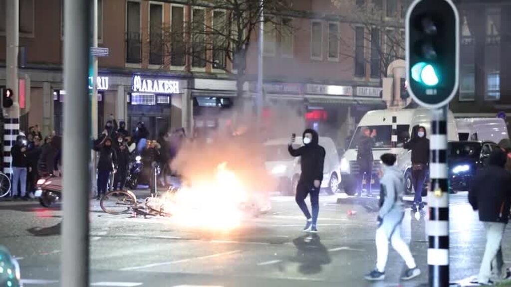 Segunda noche de disturbios en Países Bajos por las medidas anticovid impuestas por el gobierno
