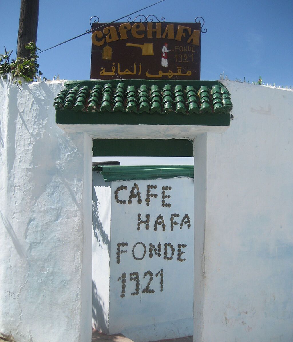 1. Entrada del café Hafa. Wikimedia Commons.