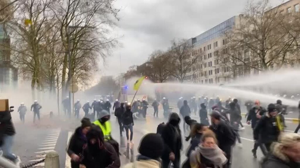 Cañones de agua para dispersar una manifestación contra las medidas anticovid en Bruselas
