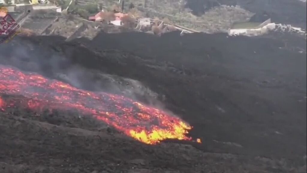 Avance de colada de lava a las 17.30 hora canaria desde la montaña de La Laguna