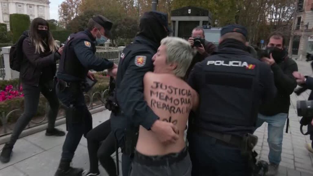 Activistas de Femen irrumpen en una concentración franquista en Madrid