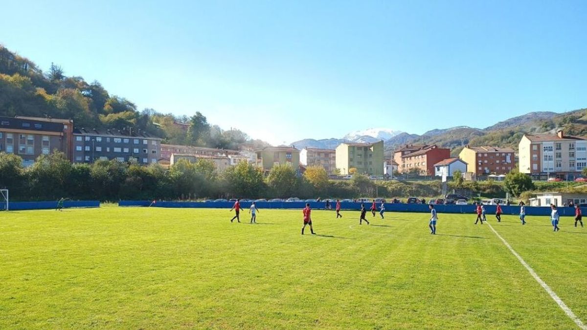 Susto en el fútbol modesto de Asturias: un joven de 21 años cae desplomado en pleno partido