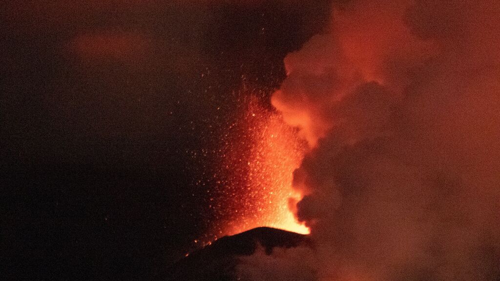 La lava del volcán de La Palma ocupa 8 hectáreas más que el sábado, mientras siguen los desbordamientos