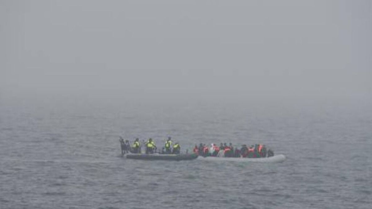 Francia rescata a más de 240 migrantes que intentaban cruzar el Canal de la Mancha para llegar a Reino Unido Francia rescata a más de 240 migrantes que intentaban cruzar el Canal de la Mancha para llegar a Reino Unido