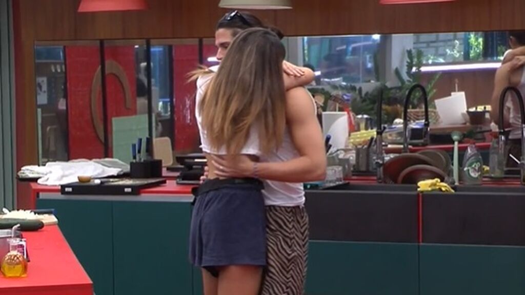 Luca y Cristina se abrazan