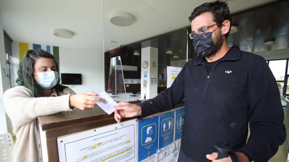 EuropaPress_4045029_peregrino_muestra_certificado_vacunacion_llegar_albergue_30_octubre_2021 (1) EuropaPress_4045029_peregrino_muestra_certificado_vacunacion_llegar_albergue_30_octubre_2021 (1)
