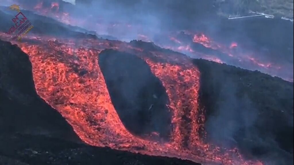 La lava del volcán de La Palma fluye ladera abajo por la montaña de La Laguna
