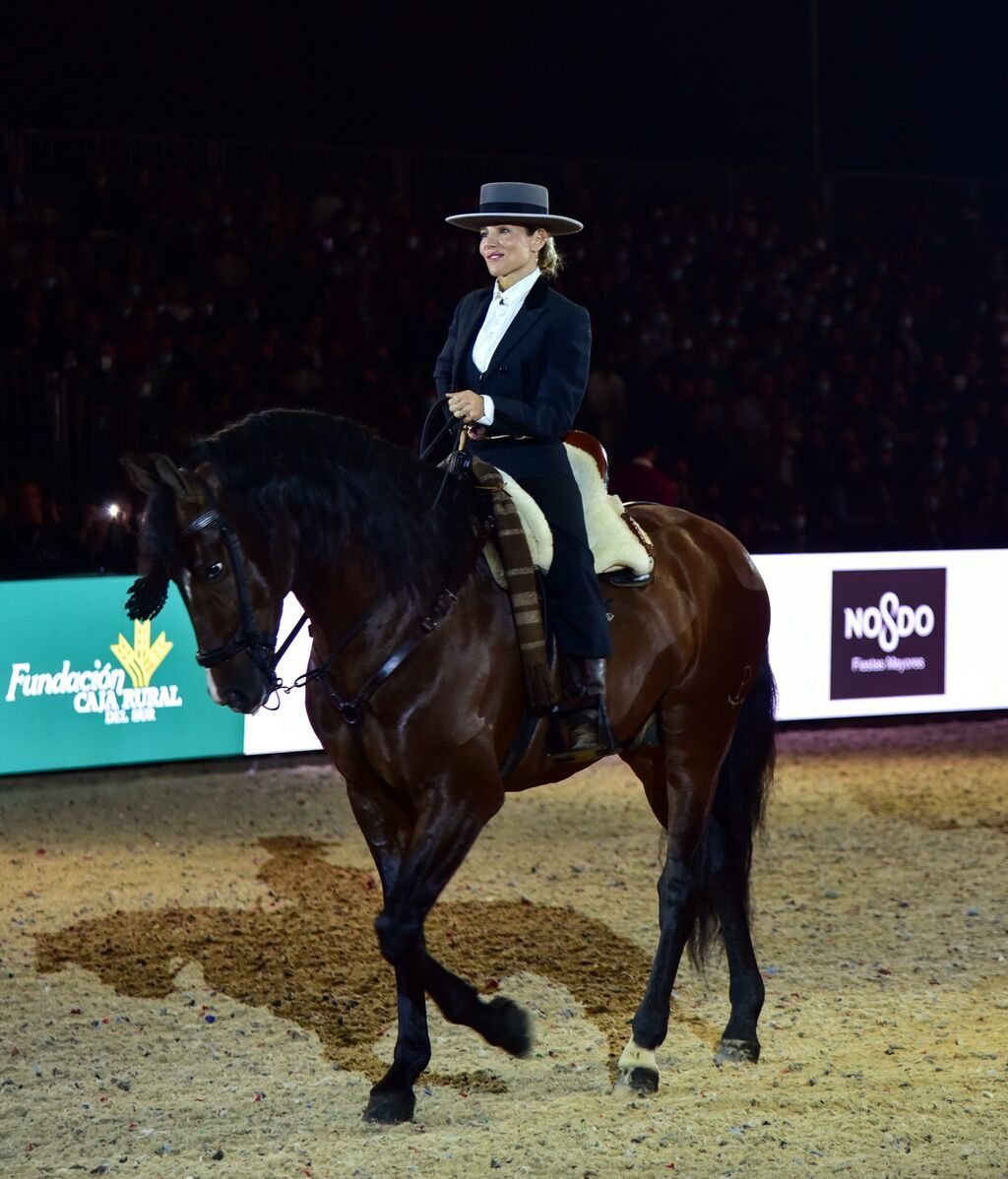 Elsa Pataky, montada a caballo para recibir su premio PRE