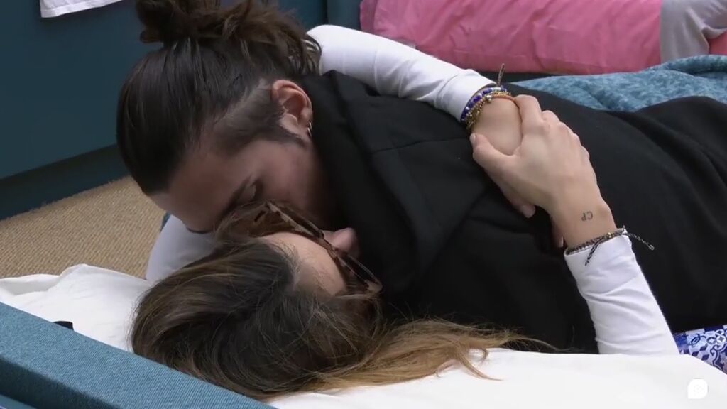 Luca abraza a cris