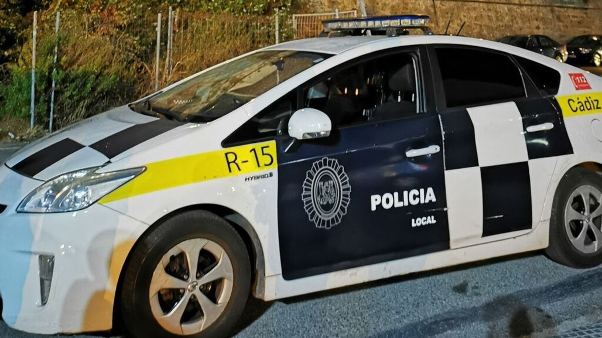 Golpea a un policía local de Cádiz después de que le pidieran el DNI a su amiga