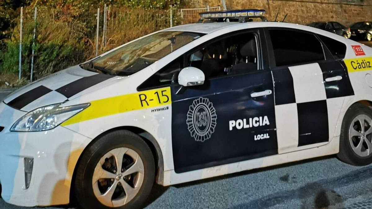 Golpea a un policía local de Cádiz después de que le pidieran el DNI a su amiga Golpea a un policía local de Cádiz después de que le pidieran el DNI a su amiga
