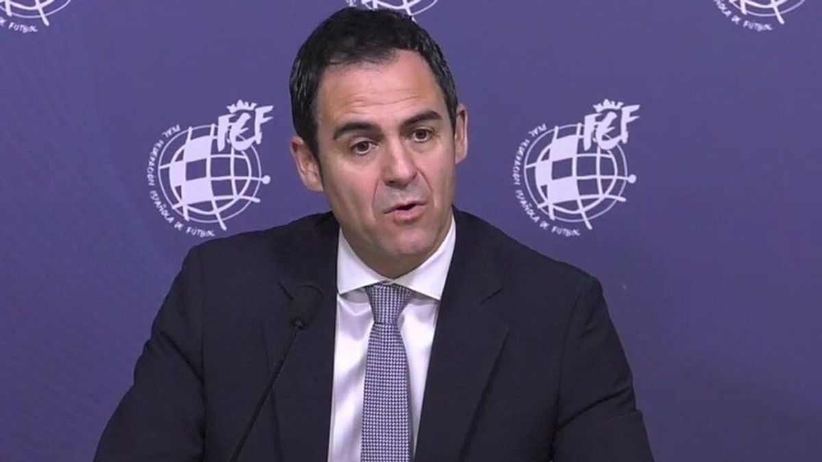 Velasco Carballo deja de presidir a los árbitros de fútbol en España porque le espera un cargo en la UEFA Velasco Carballo deja de presidir a los árbitros de fútbol en España porque le espera un cargo en la UEFA