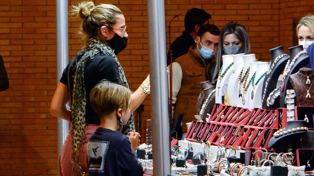 Elsa Pataky comprando en el mercado junto a sus hijos