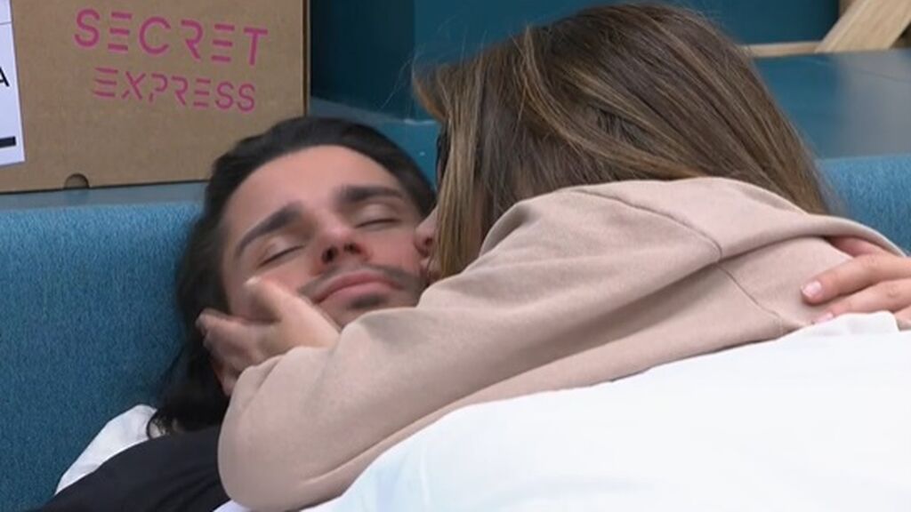 Cris da besitos a Luca