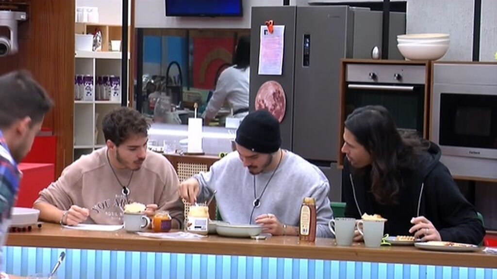 Los chicos desayunan