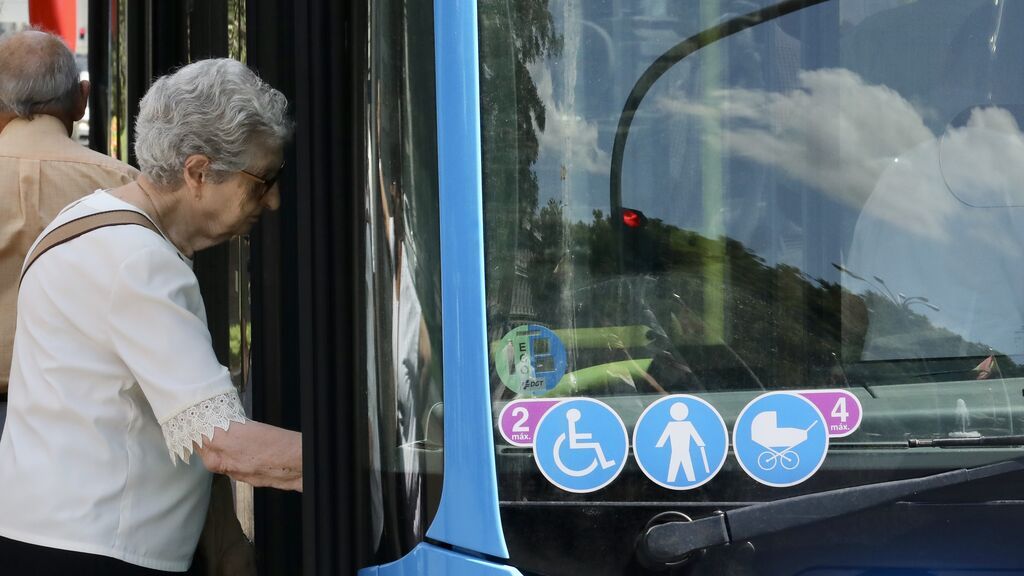 EuropaPress_2291583_mujer_tercera_edad_sube_autobus_emt