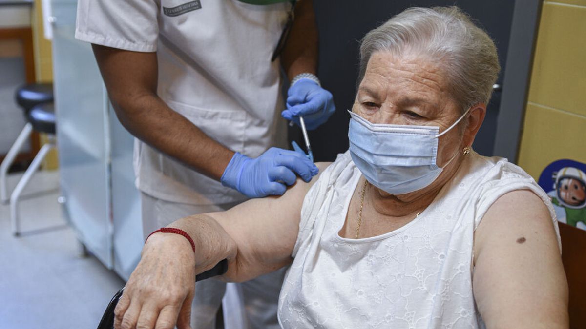 Los mayores de 60 años sin vacunar tienen una tasa de muerte 25 veces superior a los vacunados Los mayores de 60 años sin vacunar tienen una tasa de muerte 25 veces superior a los vacunados