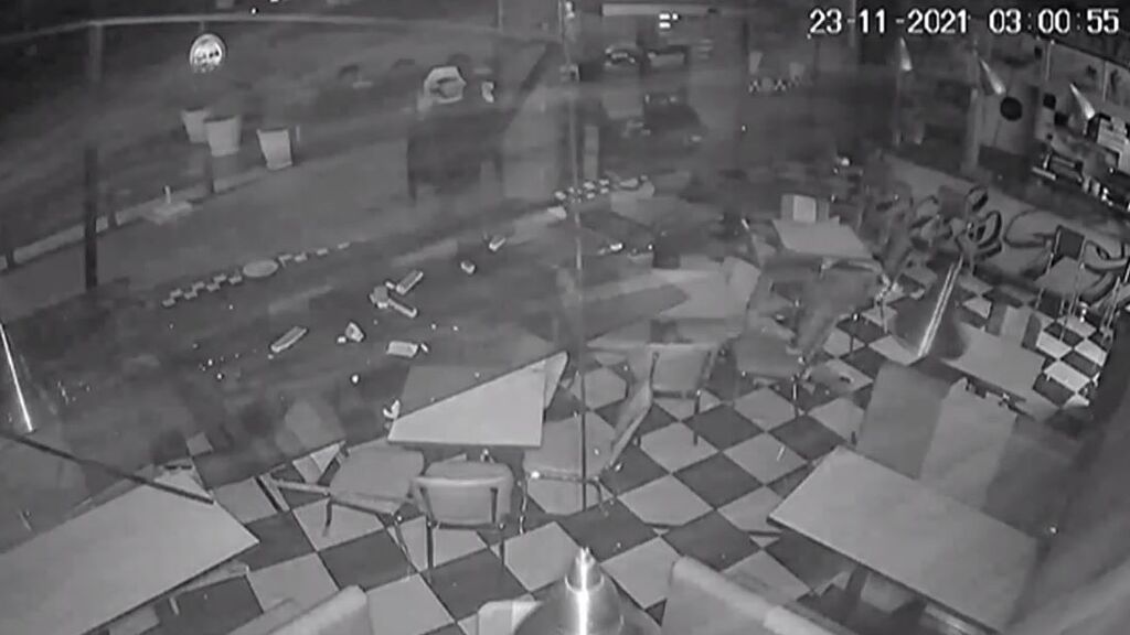 La DANA provoca un tornado en una gasolinera de Alicante: el viento reventó completamente una cristalera