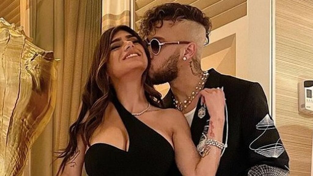 El cantante Jhay Cortez y la ex actriz de cine para adultos Mia Khalifa confirman su relación