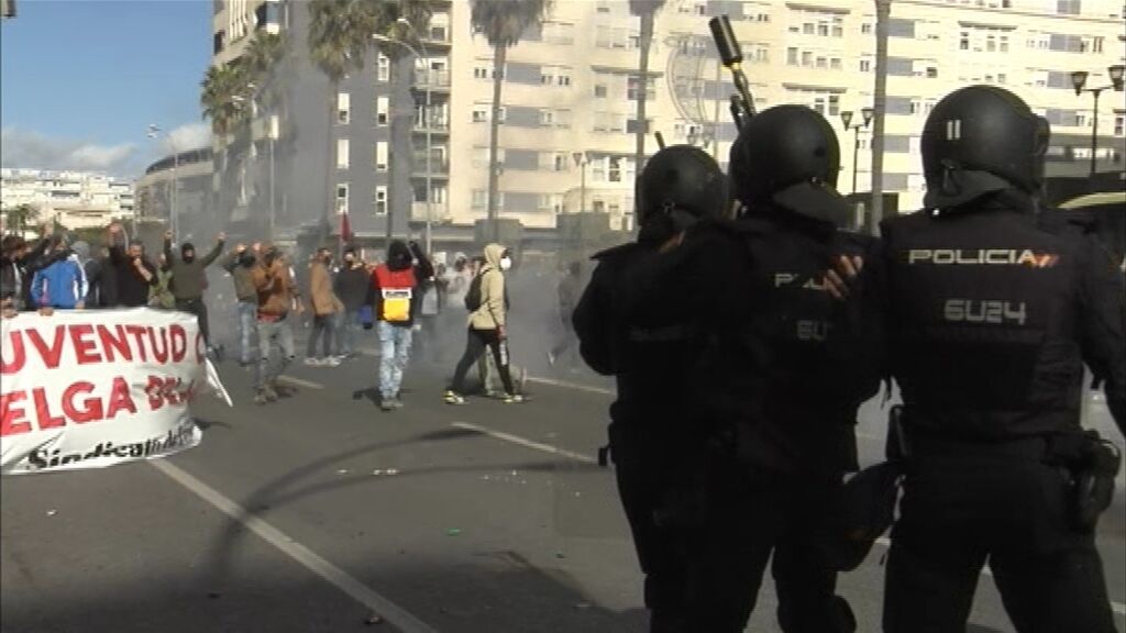 Disturbios de nuevo en la octava jornada de huelga del metal en Cádiz