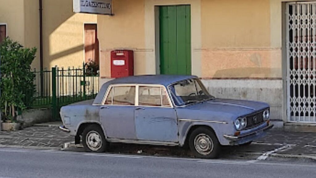 Tras 47 años aparcado en la misma acera, retiran el coche abandonado más antiguo del mundo