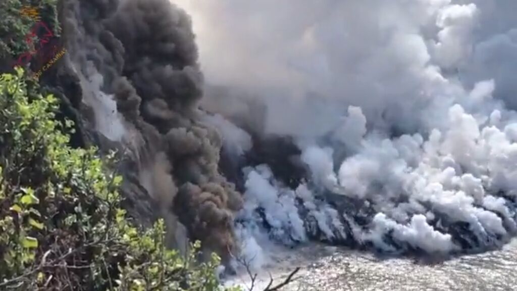 Colapsa el acantilado de Tazacorte por la presión de la lava del volcán de La Palma